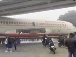 Terjadi Lagi di India, Pesawat Nyangkut di Jembatan