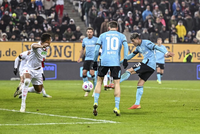 Leverkusens Exequiel Palacios, right, shoots to score his teams first goal, during the German Bundesliga soccer match between FC Augsburg and Bayer Leverkusen, at WWK Arena, in Augsburg, Germany, Saturday, Jan. 13, 2024. (Harry Langer/dpa via AP)
