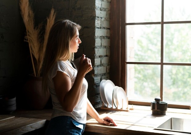 Berbicara sendiri/ foto: Freepik/ freepik Perempuan sedang memandang ke luar jendela