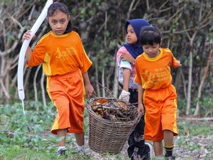 Aksi Pelajar Bersih-bersih Sampah di Pantai Tambak Wedi Surabaya