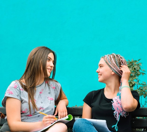 Dua perempuan sedang bercerita