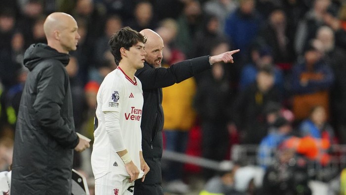 Manchester Uniteds head coach Erik ten Hag, right, talks to Manchester Uniteds Facundo Pellistri during a substitution at the English Premier League soccer match between Liverpool and Manchester United at the Anfield stadium in Liverpool, England, Sunday, Dec.17, 2023. (AP Photo/Jon Super)