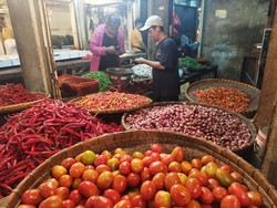 Daftar Terkini Harga di Pasar: Tomat Meroket-Cabai Mulai Jinak