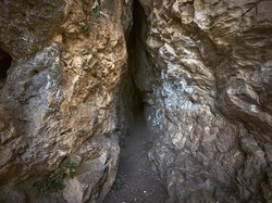 Teman Kecil Ungkap Sosok Guntur yang Tinggal di Gua Jepara Bareng Anaknya