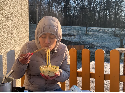 Masak Mie Instan Saat Suhu -10 Derajat Celcius, Gimana Jadinya?