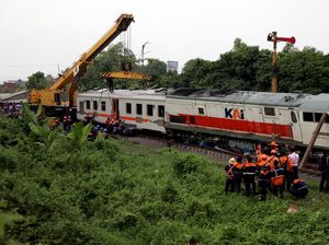 KAI Kerahkan Crane untuk Evakuasi KA Pandalungan Anjlok di Sidoarjo KAI Kerahkan Crane untuk Evakuasi KA Pandalungan Anjlok di Sidoarjo