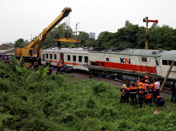 KAI Kerahkan Crane untuk Evakuasi KA Pandalungan Anjlok di Sidoarjo