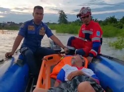 Damkar Evakuasi Lansia Penderita Stroke Saat Banjir di Kota Jambi