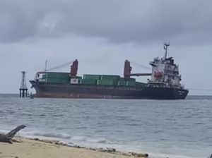Kapal Kargo Tabrak Karang di Perairan Pulau Samalona Makassar Diduga Lalai Kapal Kargo Tabrak Karang di Perairan Pulau Samalona Makassar Diduga Lalai