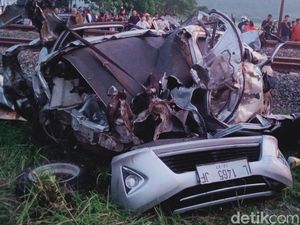 2 Korban Tewas Laka Maut KA Gaya Baru Vs Agya, 1 Terlempar-1 Terjepit Mobil 2 Korban Tewas Laka Maut KA Gaya Baru Vs Agya, 1 Terlempar-1 Terjepit Mobil