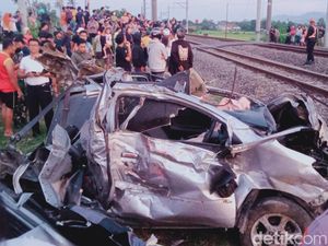 Ngerinya Laka Maut KA Gaya Baru Vs Agya di Prambanan, Mobil Terseret 25 Meter Ngerinya Laka Maut KA Gaya Baru Vs Agya di Prambanan, Mobil Terseret 25 Meter