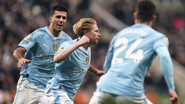Manchester Citys Kevin De Bruyne celebrates scoring his sides second goal of the game, during the English Premier League soccer match between Newcastle United and Manchester City, at St. James Park, in Newcastle upon Tyne, England,  Saturday, Jan. 13, 2024. (Owen Humphreys/PA via AP)