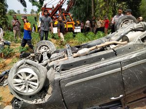 Mobil Bawa 2 Pelajar di Tebing Tinggi Tertabrak Kereta Api, 1 tewas Mobil Bawa 2 Pelajar di Tebing Tinggi Tertabrak Kereta Api, 1 tewas