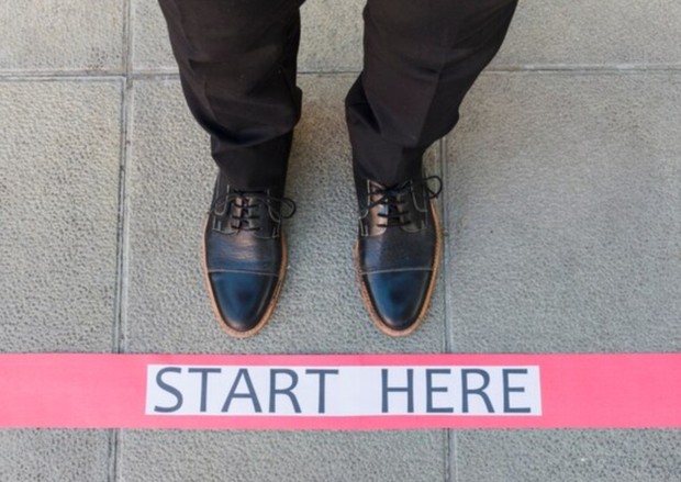 Langkah pertama/ foto: Freepik/ freepik Gambar kaki dan tulisan start here