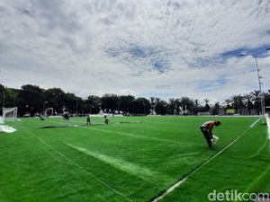 Melihat Rumput Standar FIFA Lapang SOR Merdeka Garut
