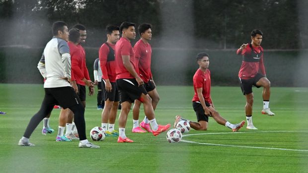 Sejumlah pesepak bola Timnas Indonesia melakukan latihan di Stadion Al Egla 4, Lusail, Qatar, Sabtu (13/1/2024). Timnas Indonesia akan menghadapi Timnas Iraq dalam pertandingan perdana group D Piala Asia 2023 di Qatar pada Senin (15/1/2024). ANTARA FOTO/Yusran Uccang/nym.