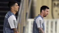 Di Inter Miami, Suarez berjumpa lagi dengan Lionel Messi. Keduanya dikenal berkawan dekat semenjak main bareng di Barcelona. Foto: AP/Rebecca Blackwell