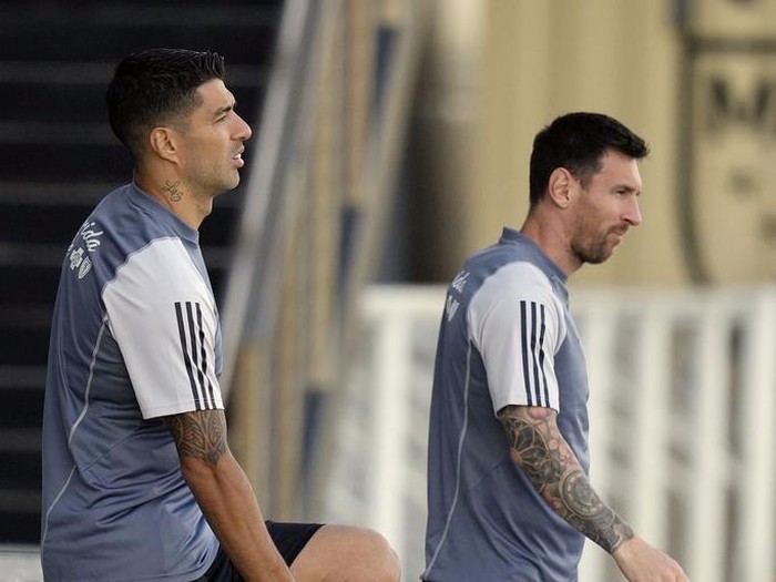 Inter Miami forwards Luis Suarez, left, and Lionel Messi arrive for an MLS soccer training session, Saturday, Jan. 13, 2024, in Fort Lauderdale, Fla. (AP Photo/Rebecca Blackwell)