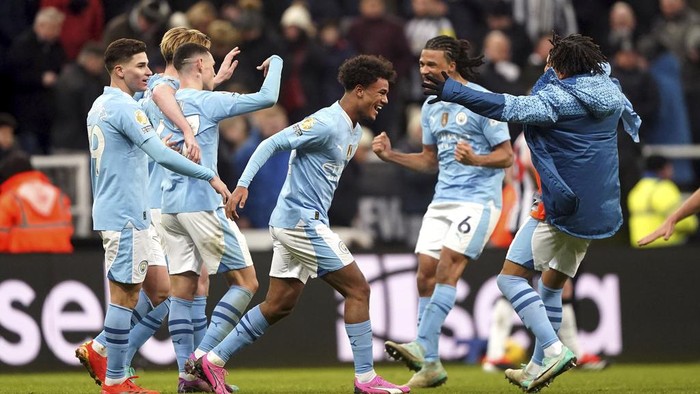 Manchester Citys Oscar Bobb celebrates scoring his sides third goal of the game, during the English Premier League soccer match between Newcastle United and Manchester City, at St. James Park, in Newcastle upon Tyne, England,  Saturday, Jan. 13, 2024. (Owen Humphreys/PA via AP)