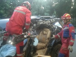 Sopir Bawa Fortuner Ringsek ke RS Usai Tabrak Truk di Tol Jagorawi