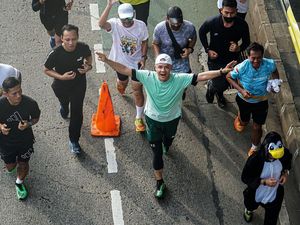 Momen Ganjar Ikut Lari Penguin SeliweRUN