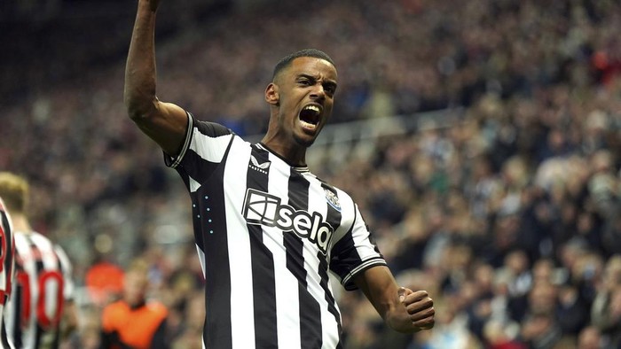 Newcastle United's Alexander Isak celebrates scoring their side's first goal of the game, during the English Premier League soccer match between Newcastle United and Manchester City, at St. James' Park, in Newcastle upon Tyne, England, Saturday, Jan. 13, 2024. (Owen Humphreys/PA via AP)