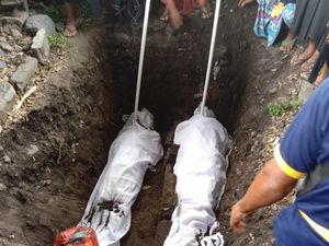 Ketua Pecalang yang Bunuh Diri Bareng Istri Dikuburkan Satu Liang Lahad Ketua Pecalang yang Bunuh Diri Bareng Istri Dikuburkan Satu Liang Lahad