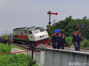 Kondisi KA Pandalungan yang Anjlok di Dekat Stasiun Tanggulangin Kondisi KA Pandalungan yang Anjlok di Dekat Stasiun Tanggulangin