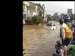 Fortuner Nekat Terobos Banjir, Ini Risikonya Fortuner Nekat Terobos Banjir, Ini Risikonya