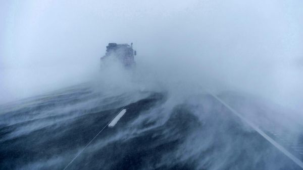 Potret Truk Trailer Terobos Badai Salju di Iowa Amerika Serikat