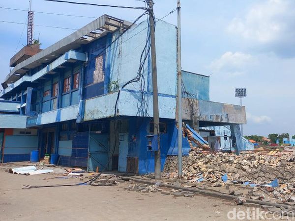 Tidak Sesuai Standart FIFA, Stadion Surajaya Dibongkar
