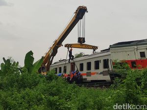 2 Rangkaian KA Pandalungan Telah Dievakuasi Tapi Jalur Belum Bisa Dilewati 2 Rangkaian KA Pandalungan Telah Dievakuasi Tapi Jalur Belum Bisa Dilewati