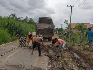 Pemprov Sumsel Relokasi Jalan di OKU Selatan yang Ambles karena Longsor