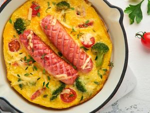 3 Resep Omelet Sosis yang Empuk Gurih dan Gampang Dibuat 3 Resep Omelet Sosis yang Empuk Gurih dan Gampang Dibuat