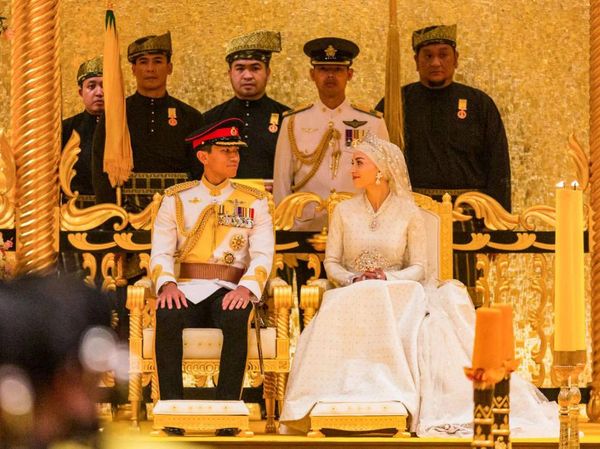 10 Foto Royal Wedding Brunei, Pangeran Mateen-Anisha Rosnah Saling Tatap Mesra