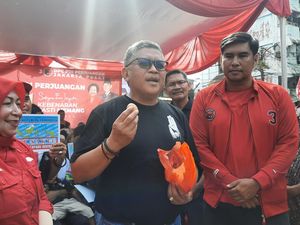 Bagi-bagi Telur di Rusun, Hasto Enggan Disamakan dengan Susu Gratis Prabowo