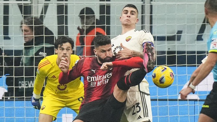 AC Milans Olivier Giroud, centre, tries to score during the Serie A soccer match between AC Milan and Roma at the San Siro stadium in Milan, Italy, Sunday, Jan. 14, 2024. (AP Photo/Luca Bruno)