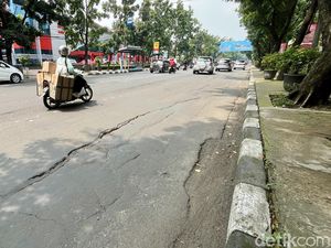 Lubang di Jalan Jakarta Kota Bandung Dikeluhkan Pengendara