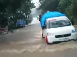 Jalan Poros Malino Gowa Banjir gegara Hujan Deras Sejak Siang
