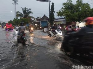 Jalanan di Sidoarjo Bagai Kolam Usai Diguyur Hujan Deras