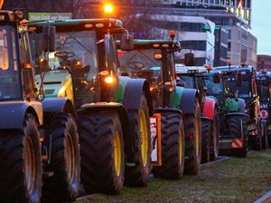 Bawa Traktor, Petani Jerman Protes Pengurangan Subsidi Pertanian Bawa Traktor, Petani Jerman Protes Pengurangan Subsidi Pertanian
