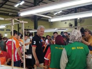 Ganjar Berdialog dengan Ibu Hamil di Pabrik Bulu Mata Purbalingga