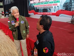 Ganjar Galau Mau Kasih HP ke Relawan: Ana Sing Ngewehi Susu Baen Diperiksa