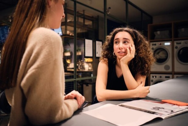 Perempuan sedang berbicara berdua