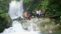 Basah-basahan di Curug Hordeng Sentul Lebih Dulu, Makan Nasi Liwet Kemudian