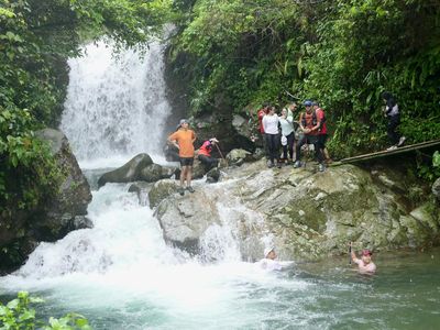 Basah-basahan di Curug Hordeng Sentul Lebih Dulu, Makan Nasi Liwet Kemudian