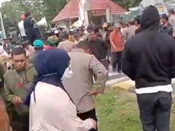 Demo Persoalan Tanah di Kantor Bupati Konawe Ricuh, 2 Polisi Alami Luka Bakar