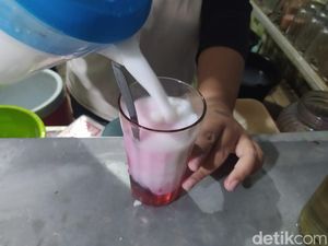 Sluurp! Manis Segar Es Semanggi yang Melegenda 60 Tahun Sluurp! Manis Segar Es Semanggi yang Melegenda 60 Tahun
