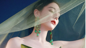 7 Foto Dilraba Dilmurat Pakai Gaun Princess, Cantiknya bak Apotek Tutup
