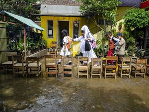 Fasilitas Sekolah di Bandung Rusak Terdampak Banjir